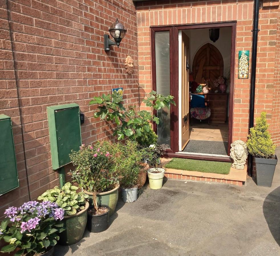 Self Contained Ground Floor Bedroom With Ensuite Wet Room Continental Breakfast Included Parking For 1 Car Outside Heanor Kültér fotó