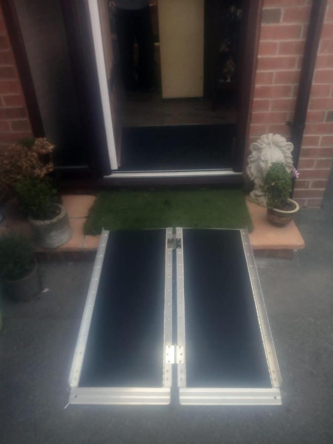 Self Contained Ground Floor Bedroom With Ensuite Wet Room Continental Breakfast Included Parking For 1 Car Outside Heanor Kültér fotó